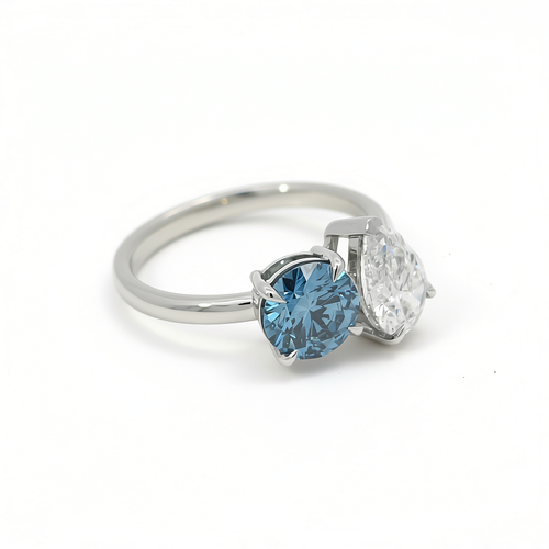 Angled view of 47AU Toi et Moi ring featuring vivid blue and white lab-grown diamonds set in Platinum 950