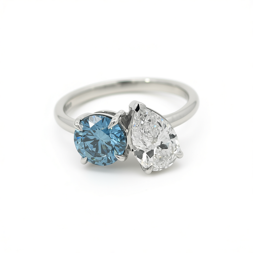 47AU Toi et Moi ring with 1.04 ct vivid blue and 1.03 ct white lab-grown diamonds in Platinum 950 – front view