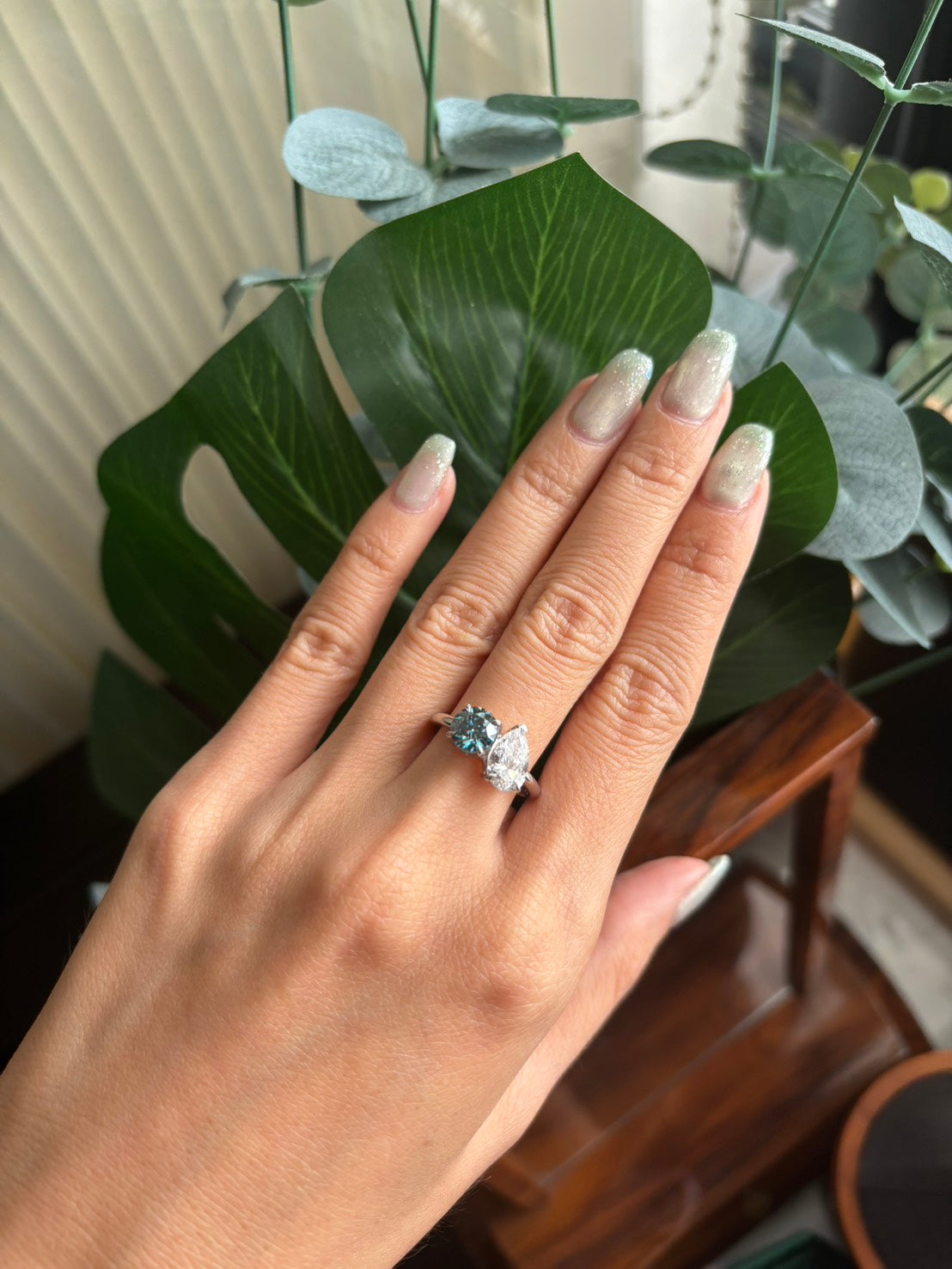 Model wearing 47AU Toi et Moi ring with vivid blue and white lab-grown diamonds set in Platinum 950