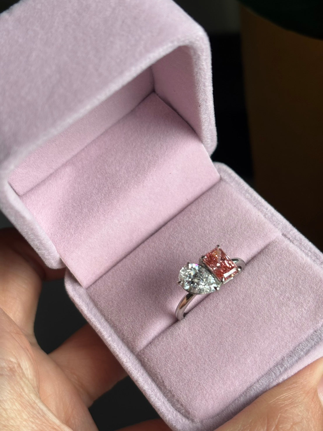 47AU Toi et Moi ring with pink and white lab-grown diamonds in Platinum 950 displayed in presentation box