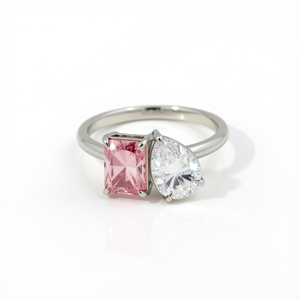 47AU Toi et Moi ring with 1.06 ct radiant fancy vivid pink and 1.05 ct pear white lab-grown diamonds in Platinum 950 – front view
