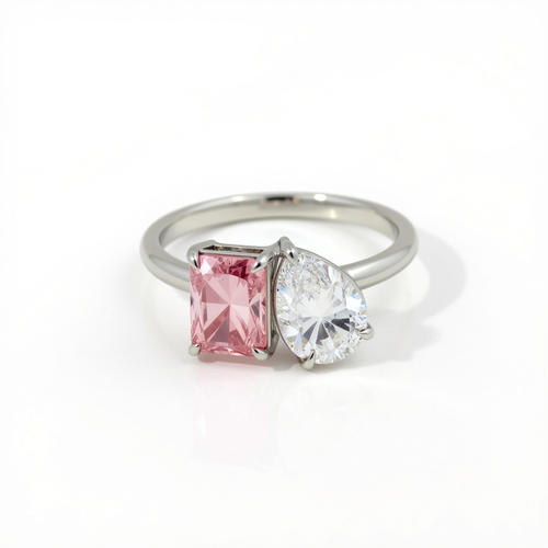 47AU Toi et Moi ring with 1.06 ct radiant fancy vivid pink and 1.05 ct pear white lab-grown diamonds in Platinum 950 – front view
