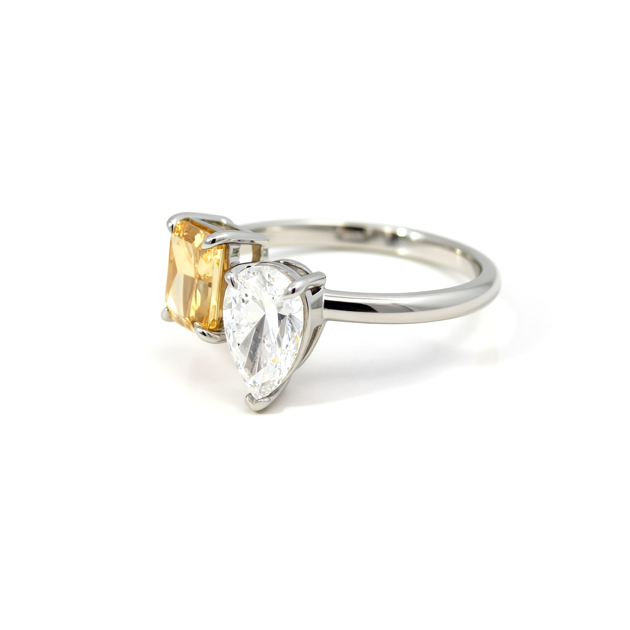 Angled shot of 47AU Toi et Moi ring with lab-grown diamond pair in Platinum 950
