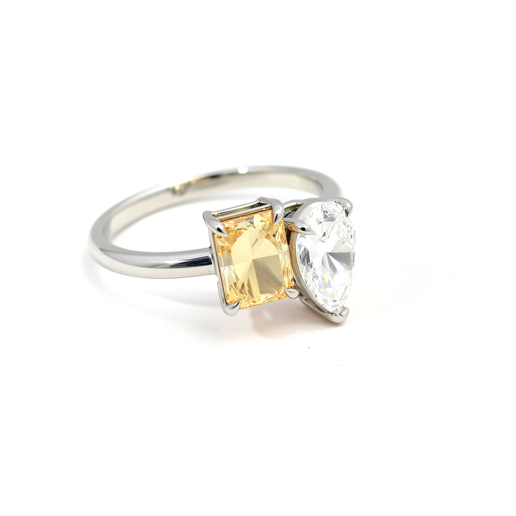 Side view of 47AU Toi et Moi ring with 1.06 ct yellow and 1.01 ct white lab-grown diamonds in Platinum 950
