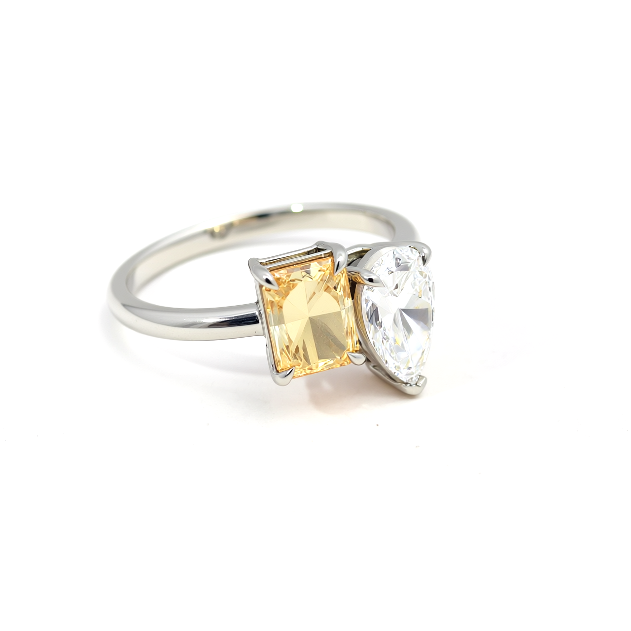 Side view of 47AU Toi et Moi ring with 1.06 ct yellow and 1.01 ct white lab-grown diamonds in Platinum 950
