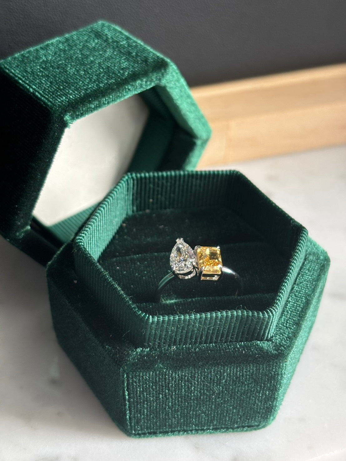 47AU Toi et Moi ring in Platinum 950 – presentation box view

