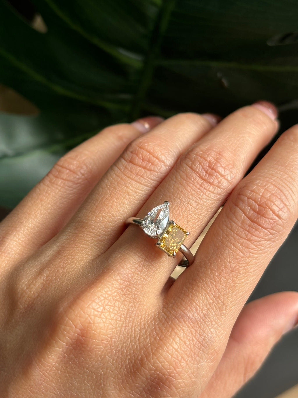 Close-up detail of 47AU Toi et Moi ring showing 1.06 ct fancy vivid yellow and 1.01 ct white lab-grown diamonds
